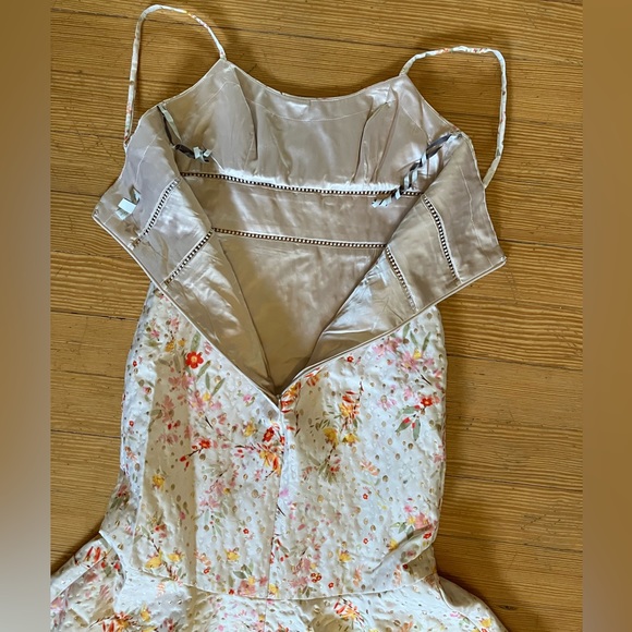 NWOT MONIQUE LHUILLIER
Wildflower Jacquard Mermaid Gown
In Ecru Sz 4. - Picture 10 of 15